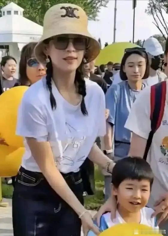 汪峰的基因真的太强大了！他和章子怡的儿子醒醒如今五岁，眉眼简直和汪峰复刻得一模一