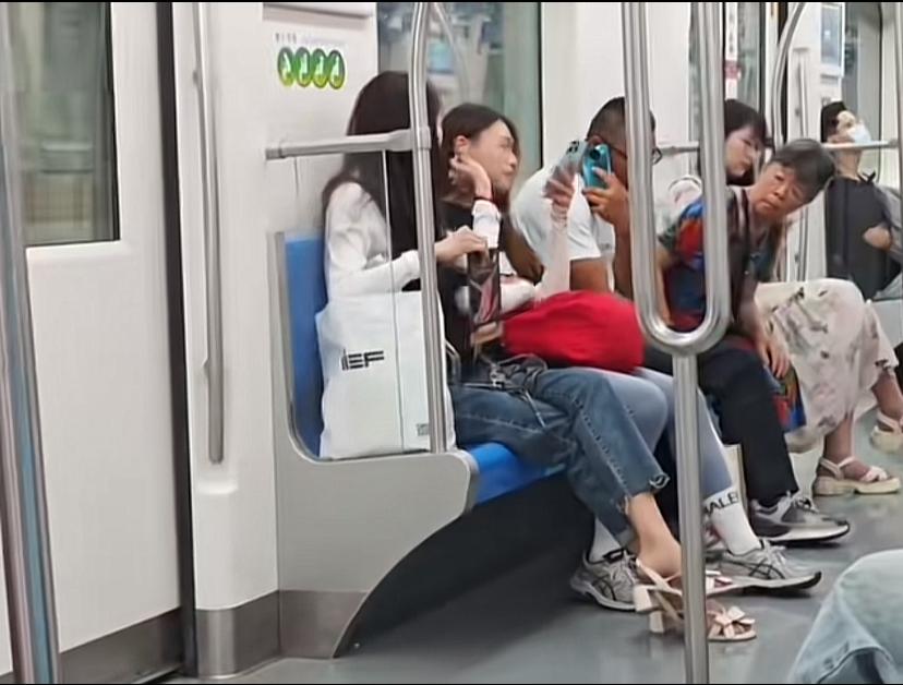 上海地铁上又发生令人不愉快的一幕，白衣女子动手拉扯黑衣长发女子，嘴里不停的大声叨