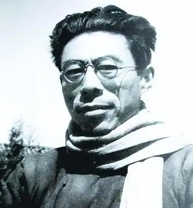 1966年，著名作家老舍被妻子告发，很快被一群人带走。到了傍晚，他满身伤痕，拖着