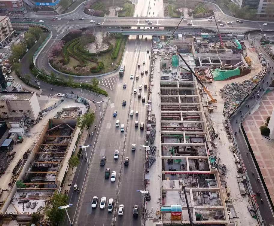 济南老城区修地铁也不容易，八一立交桥站c口居然只有一个扶梯，只能上不能下。