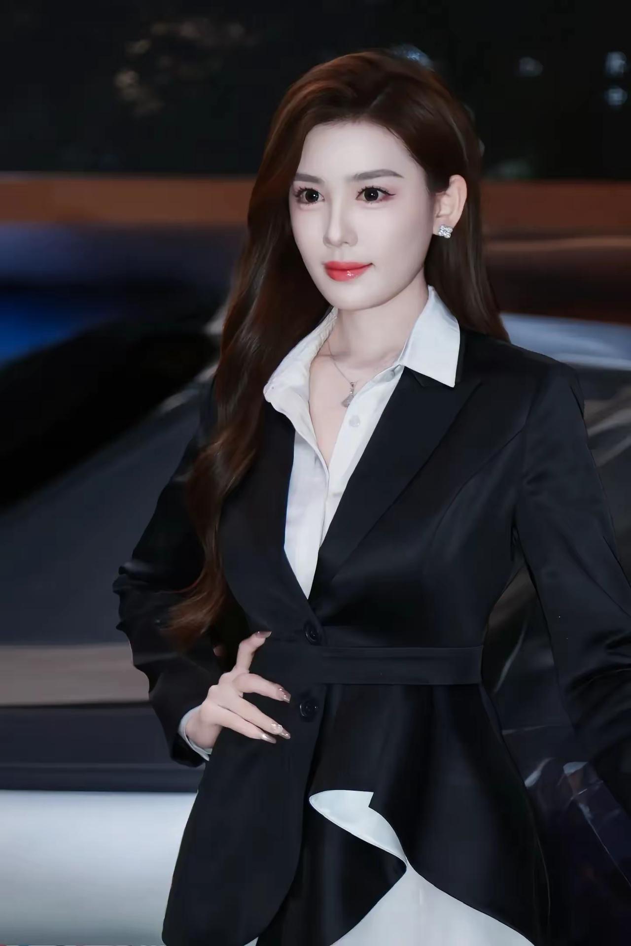 高跟鞋与平底鞋，我都能走出自己的节奏。谈判桌前的从容，茶水间的笑声，都是我对生活