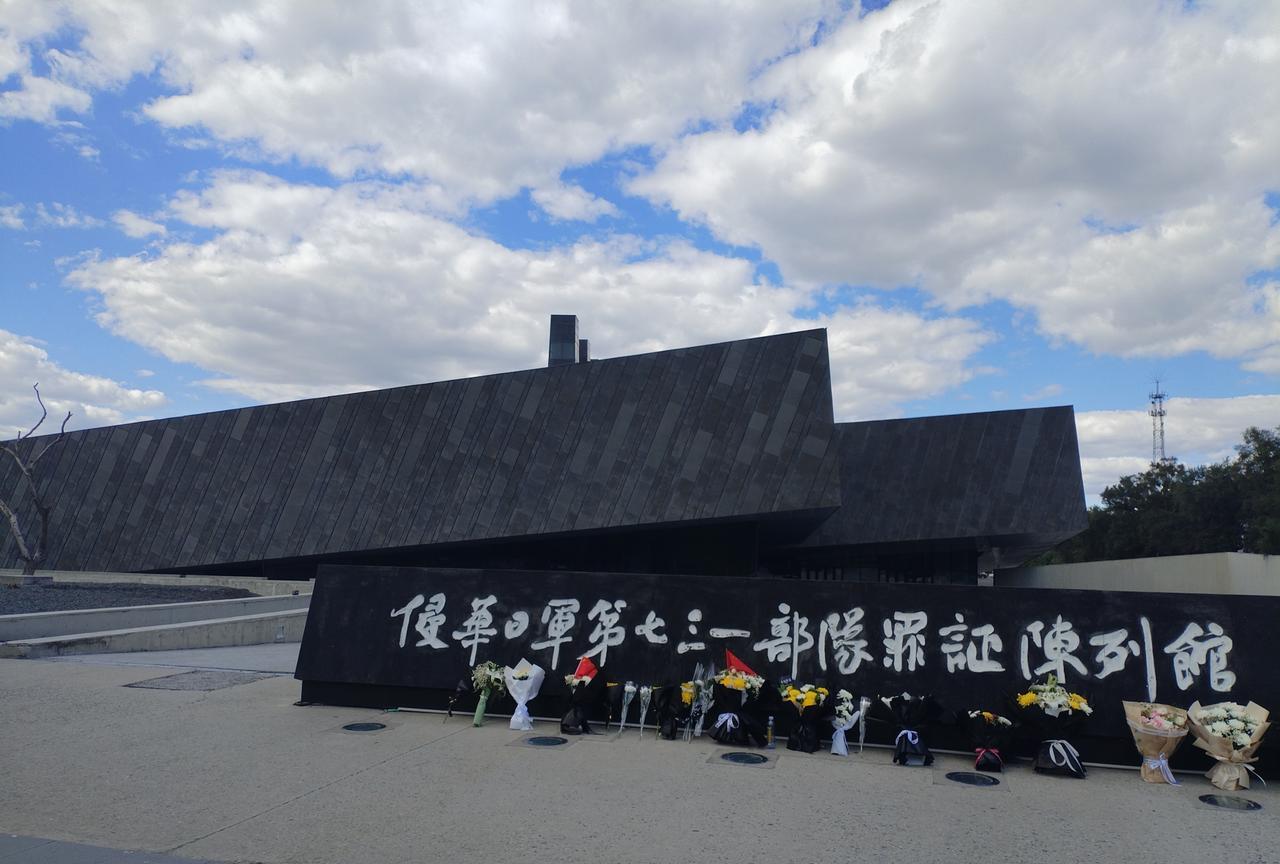哈尔滨平房区，一座形如“黑匣子”的建筑静静矗立。排队的人群沉默前行，长达百米，其