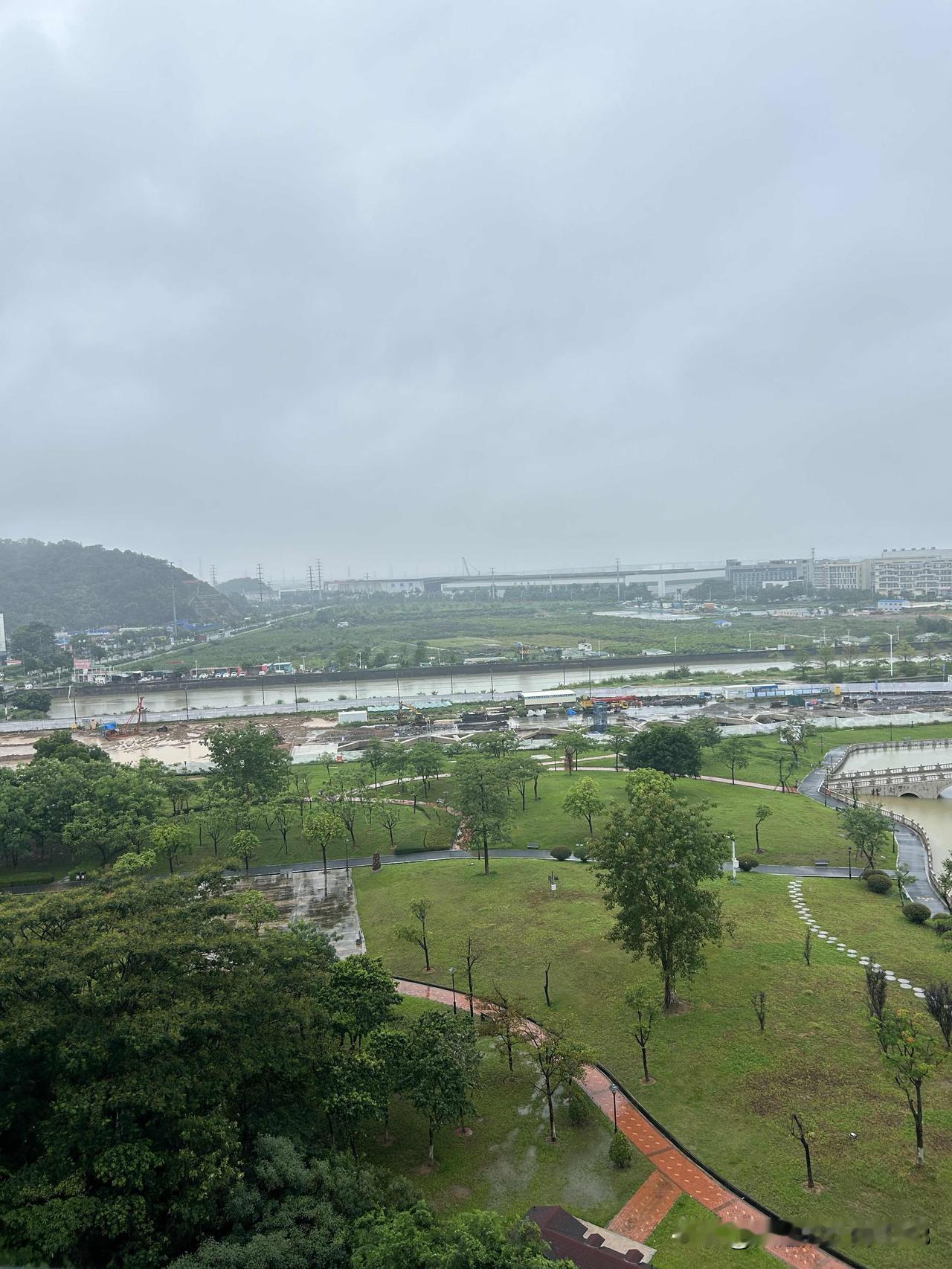 从有了深中通道之后，中山市确实承接了不少深圳市那边淘汰的了的工厂，翠亨新区这边很