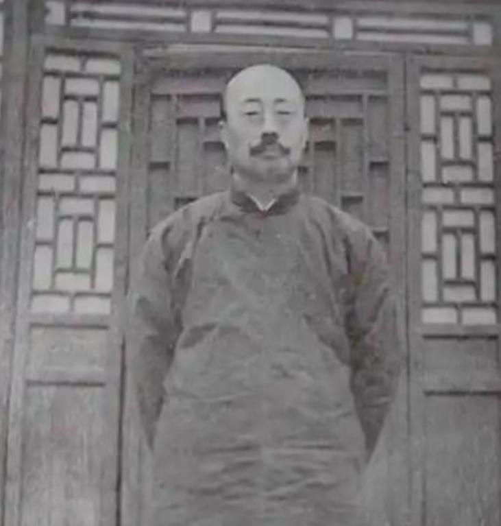 周作人因当汉奸被判枪毙，被胡适等人救下，改判坐牢，49年出狱后曾决定去台湾，后写