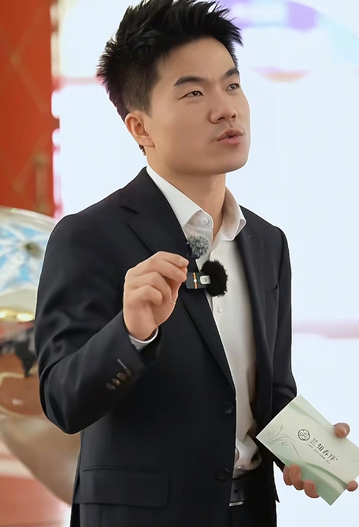 哪怕董宇辉把《人民文学》杂志卖了16.6万单，把读书带到了不曾有的火热，哪怕董宇