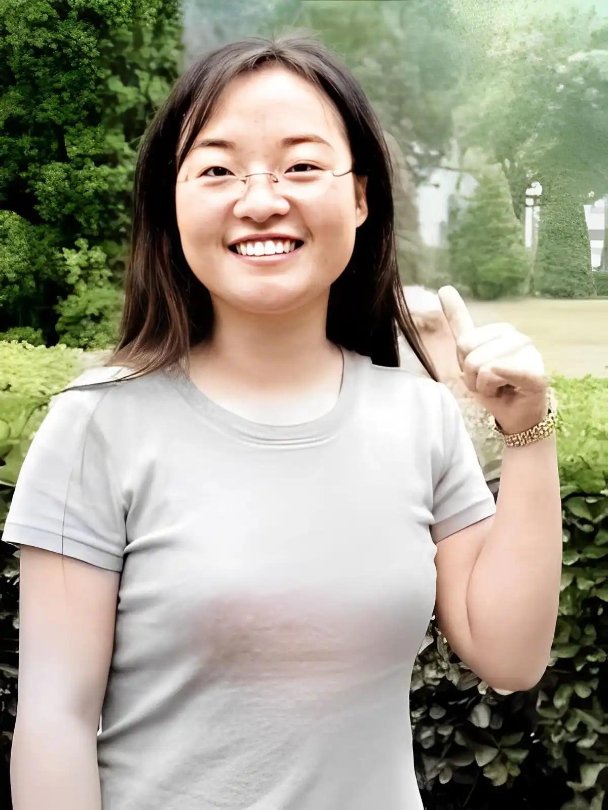 他是一代国师张艺谋，捧红了农村女孩魏敏芝，拍完戏后，魏敏芝想进演艺圈，没想到张艺