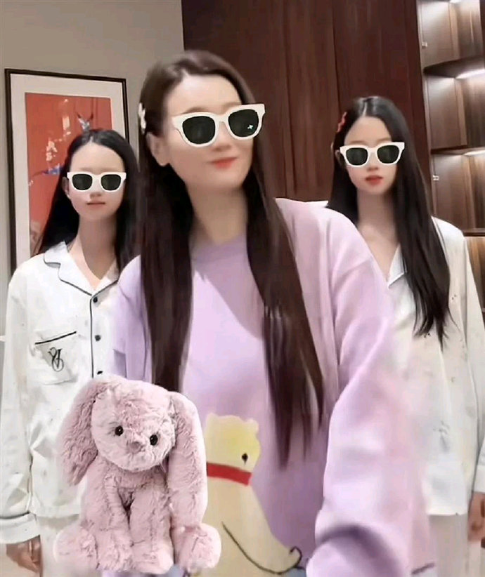 谭晶晒一家四口全家福！11岁双胞胎女儿在跳舞，老公是帅气科学家