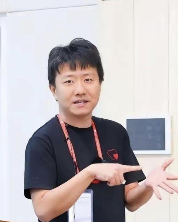 邓煜的妈妈王文玲，当年是河南开封的高考状元，中山大学毕业后成了消化内科的副主任医