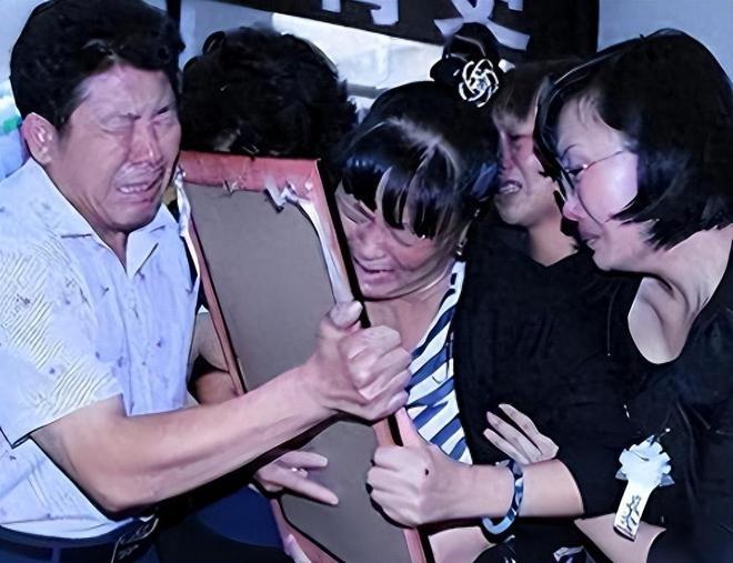2020年杜少平进入死刑执行车，连扎两针药剂，8分钟结束罪恶一生。 2