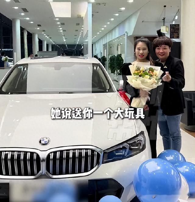 河南老板豪掷百万送员工宝马，原因让人破防：凭啥我能享受她不能
