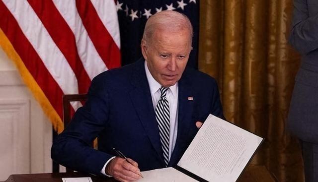 都是犹太的傀儡罢了！白宫曝出“签名门”，据知情人士和媒体披露，拜登任期大量总统签