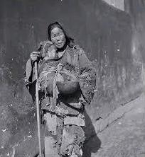 1943年，一个女乞丐正要出城，日军怀疑女乞丐是地下党，竟让女乞丐当众脱下衣服，