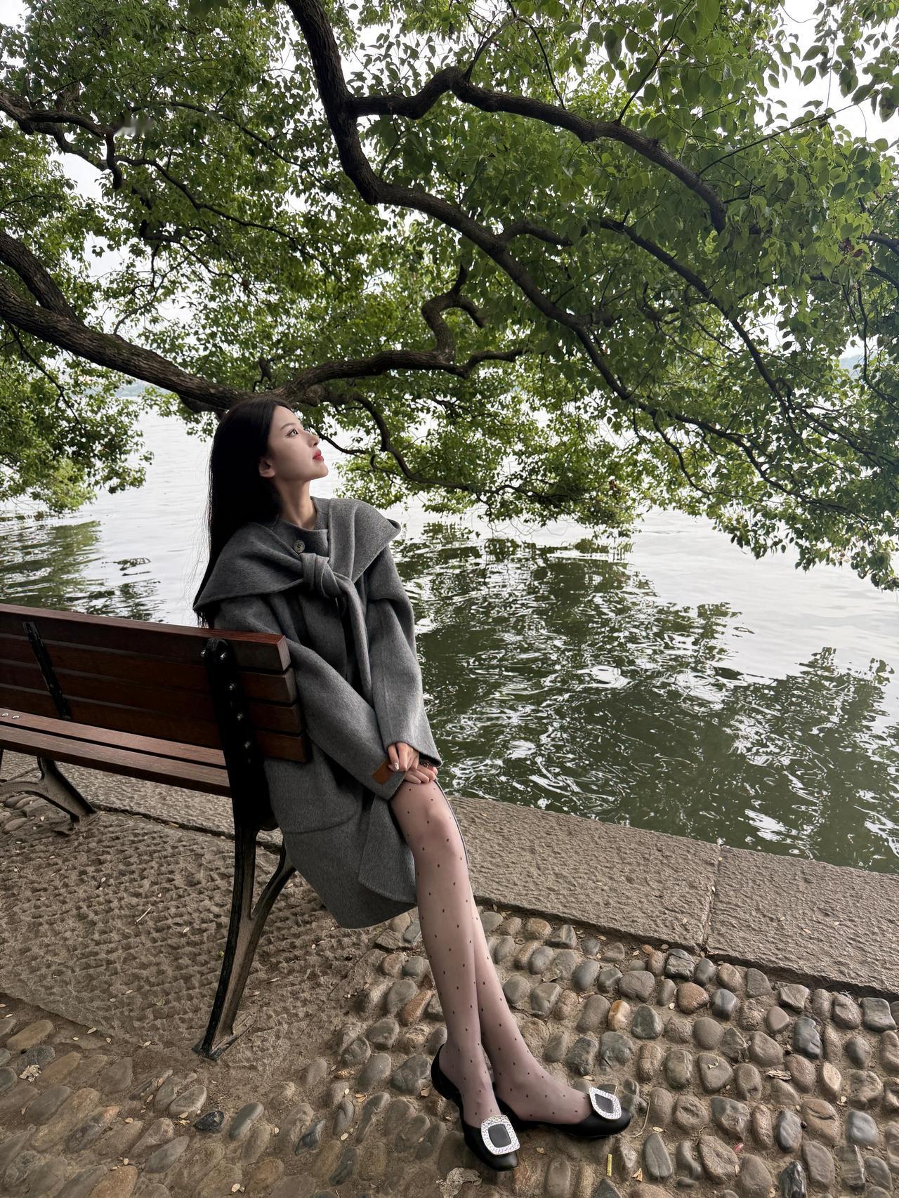 西湖边忧愁的少女~