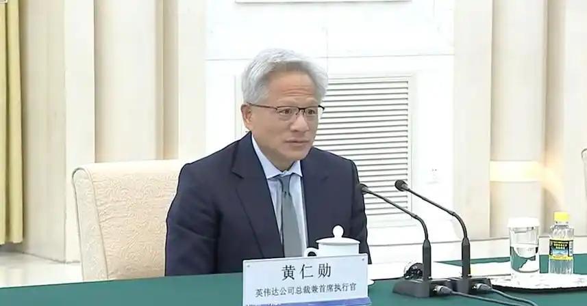 🌛万万没想到，在245%的关税风波后，第一个找上门来的竟然是黄仁勋。黄仁勋