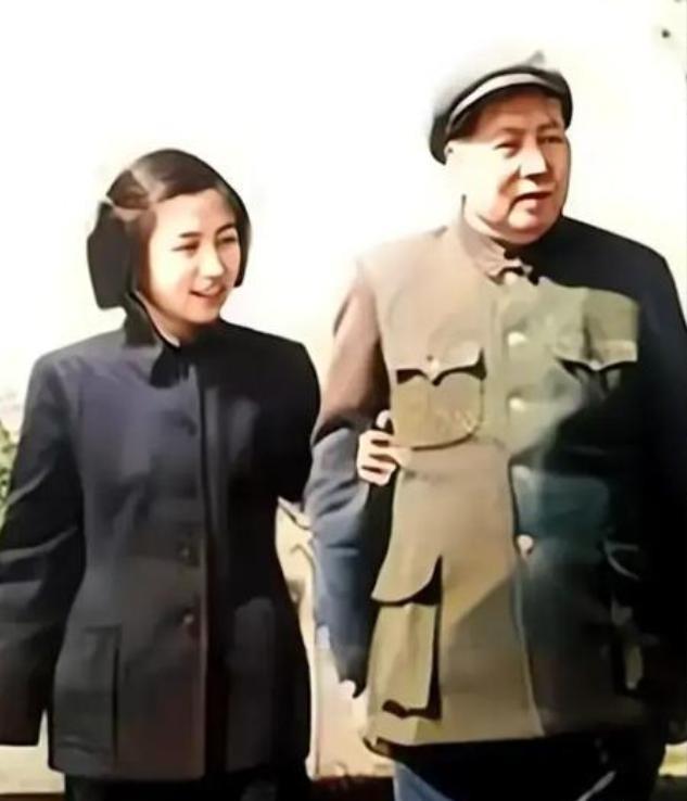1968年，毛主席突然发现，士兵们见到自己女儿李讷时，竟主动行军礼，好奇的毛主席