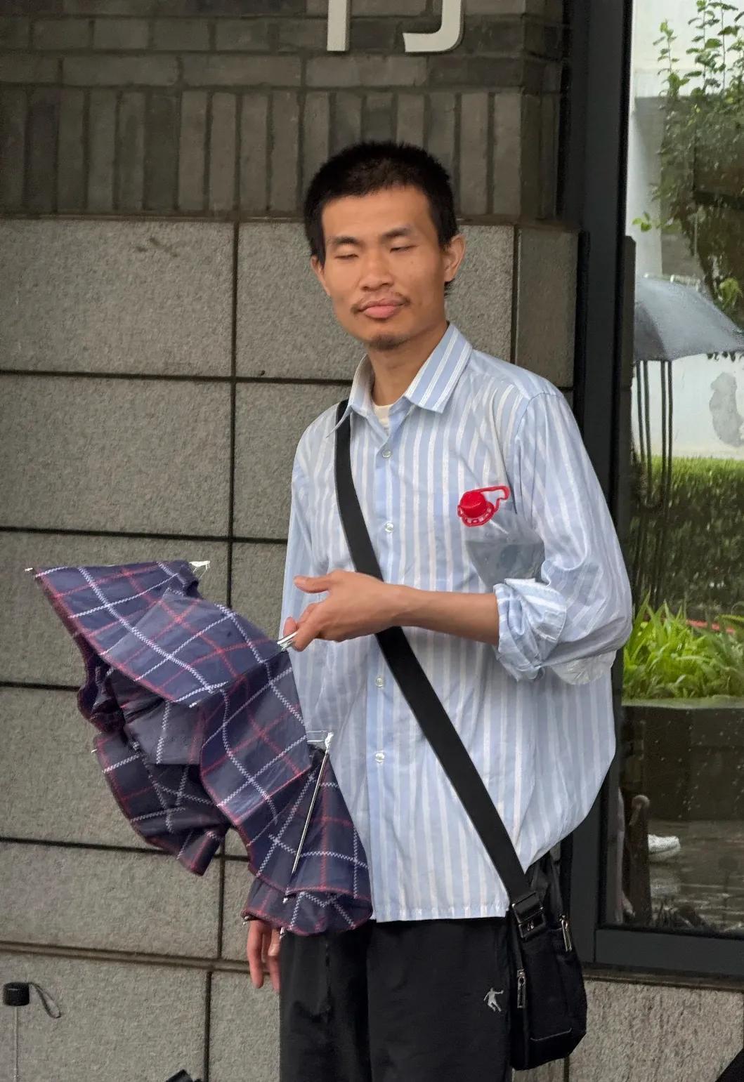 网友在北京大学食堂门口偶遇韦东奕韦神带了一把很便宜很普通的伞尽管如此身上还是