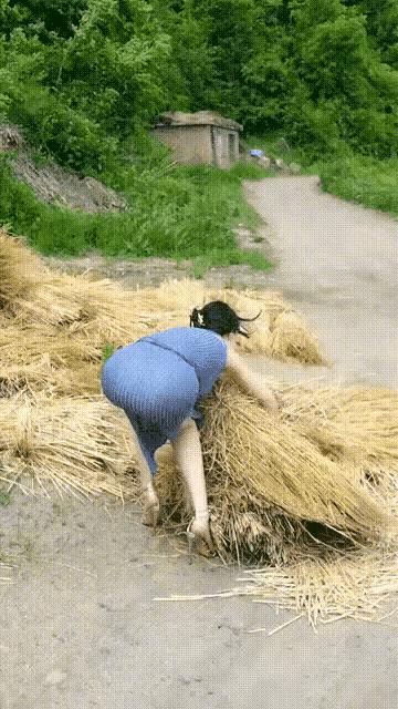 农村还有这么漂亮的媳妇，穿着如此时尚的连衣裙，去干这样粗劣的农活吗？这可能是新