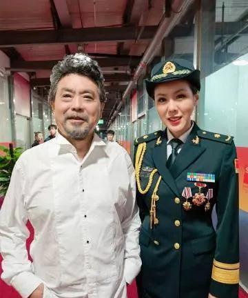镜头中的歌唱家魏松发型浓密有型，身材胖瘦合度，看上去气宇不凡，英姿昂藏；而一身军