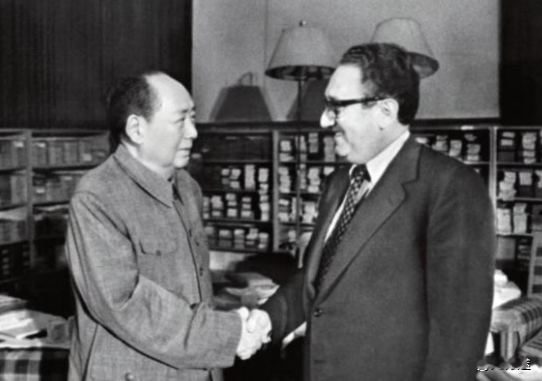 毛泽东82岁时，美国国务卿基辛格问毛泽东身体如何，毛泽东回答了一句话，让基辛格大
