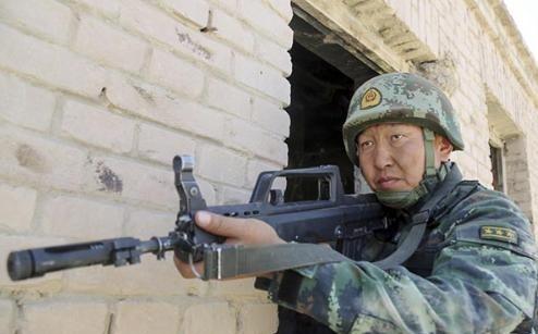 2008年，一伙恐怖分子突袭我国南疆一处检查站，残忍杀害多名执勤队员。指挥员王刚