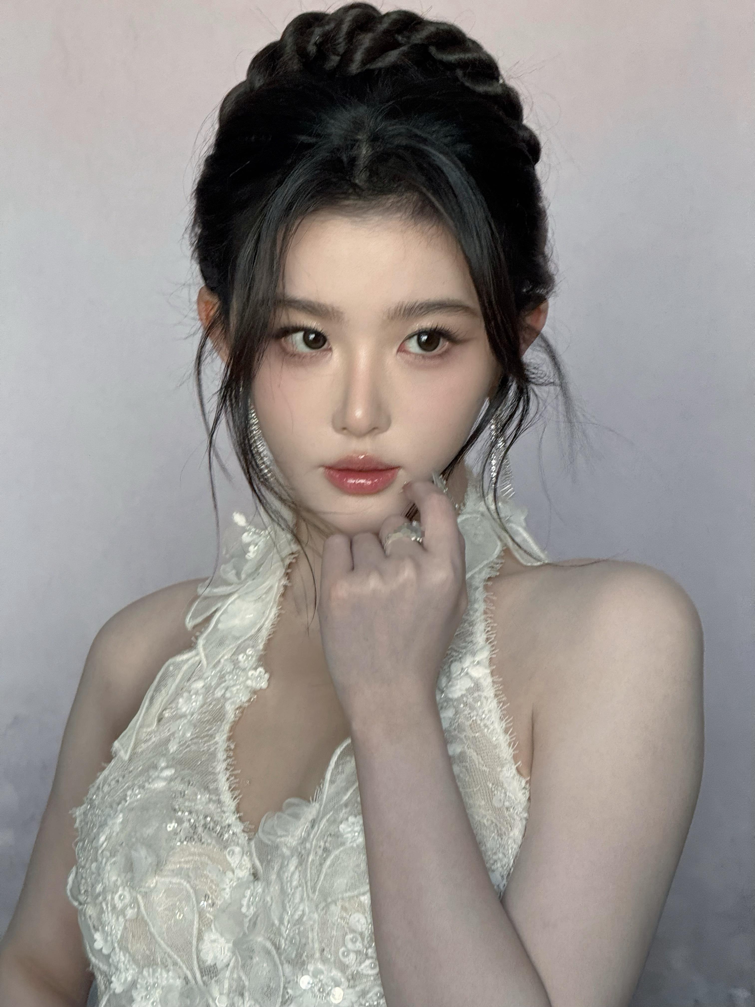 孔雪儿满分女人看到孔雪儿的现场图很有感染力白色长裙搭配利落发型将女性的柔美