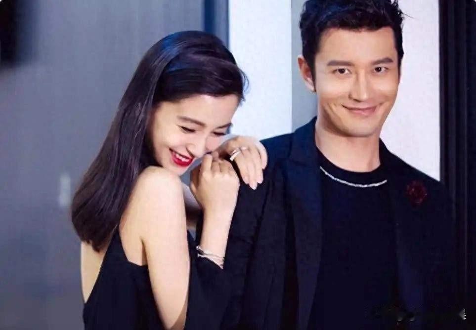 现在回头看当年黄晓明和杨颖，是真的很甜黄家父母都疼爱这个儿媳妇，一家人合影温馨