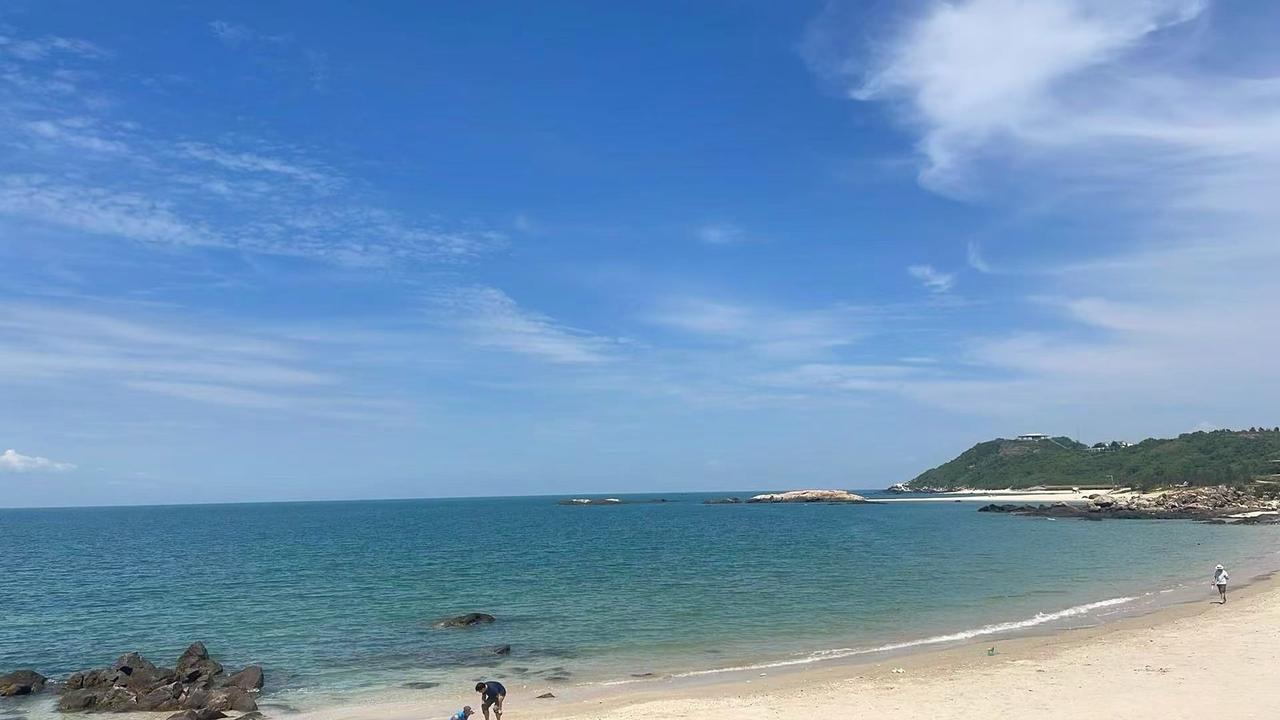 和领导一起出去开会，开会的过程中，讲师提了一个问题他说：外面下着雨，你开着车走