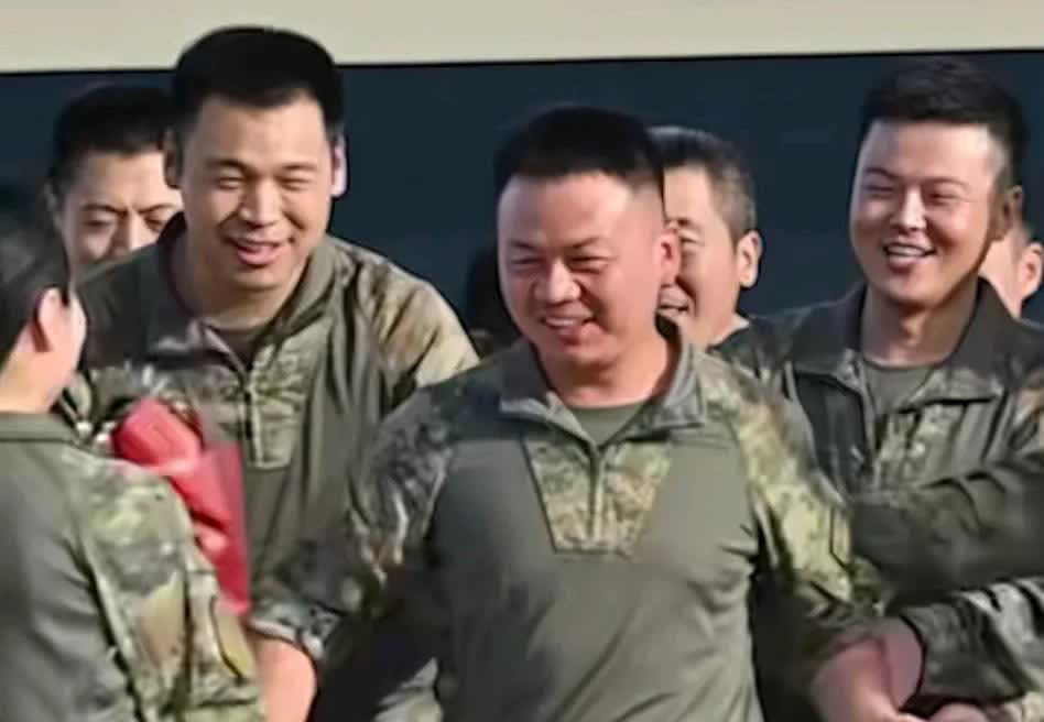 跪母救人的张伟，返回军营。一件事，我不懂大家发现没，在张伟下车的时候，他身上穿的