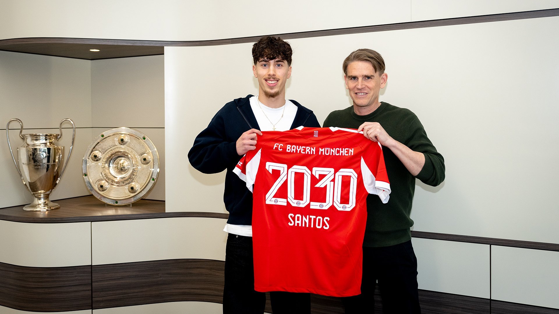 官方：DavidSantosDaiber在拜仁签署了他的第一份职业合同至20