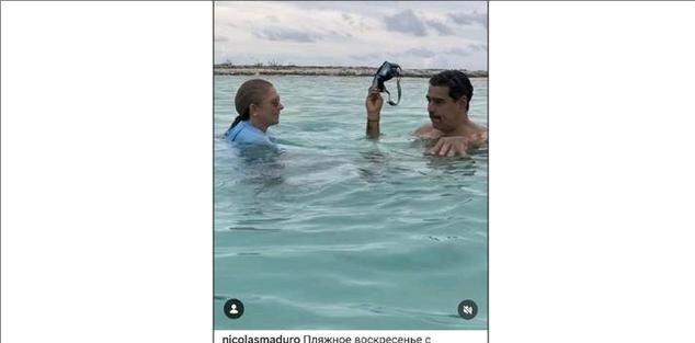 马杜罗与妻子游泳，马杜罗妻子穿得严严实实的，她没有穿泳衣。