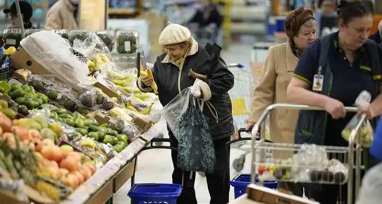 普京这回是真急了。拉夫罗夫前脚刚从北京回来，克里姆林宫就开了个紧急会，普京当着所