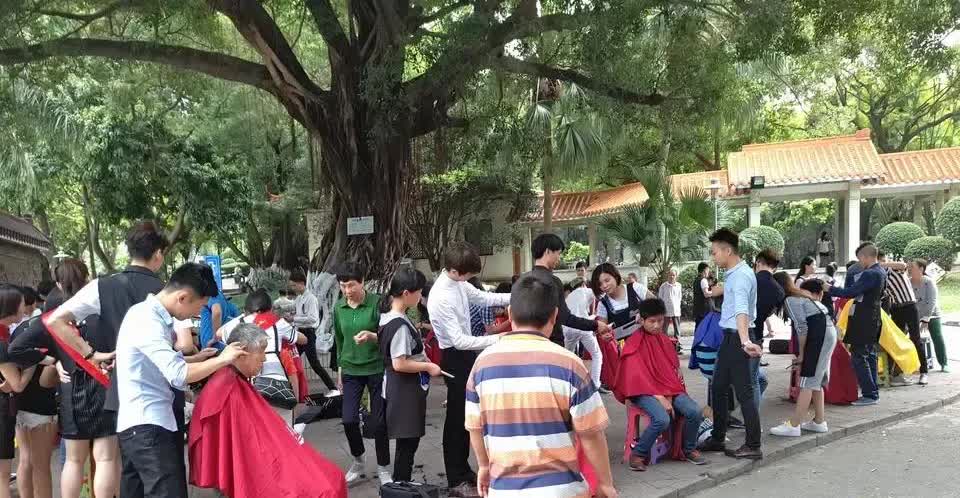 不知怎么了！今年各个公园及休闲场所，突然兴起了5元理发。退休后，我闲来无