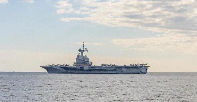 马克龙恐怕怎么也没想到，他等来的不是法国航母驶入红海的高光时刻，而是一把火。