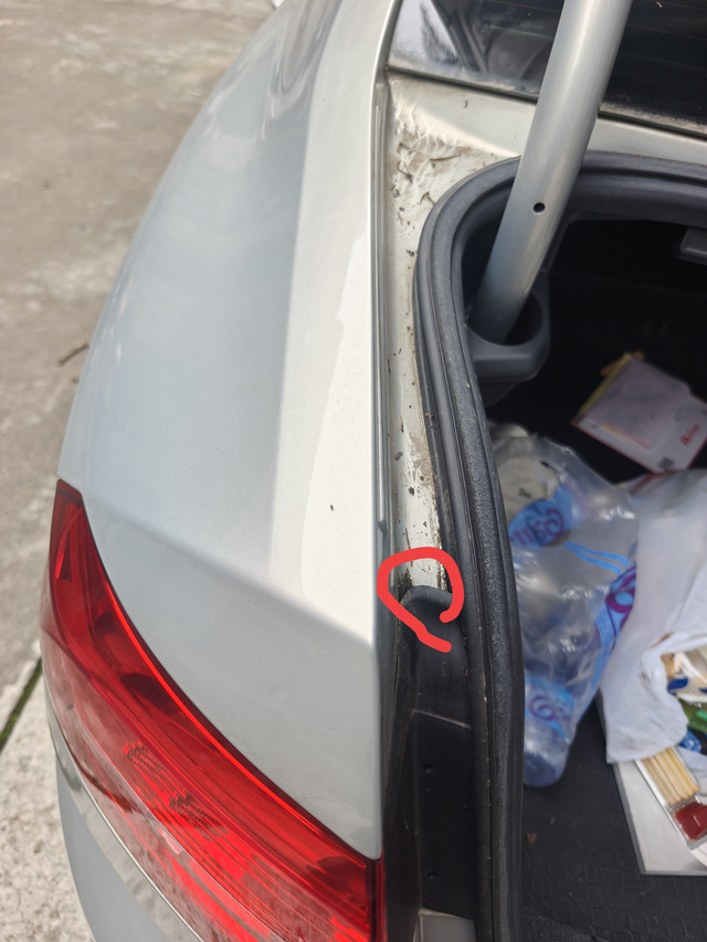 后备箱两侧凹槽兄弟们，请教一个问题。就是这个后备箱两侧凹槽处。图中画红圈的位置