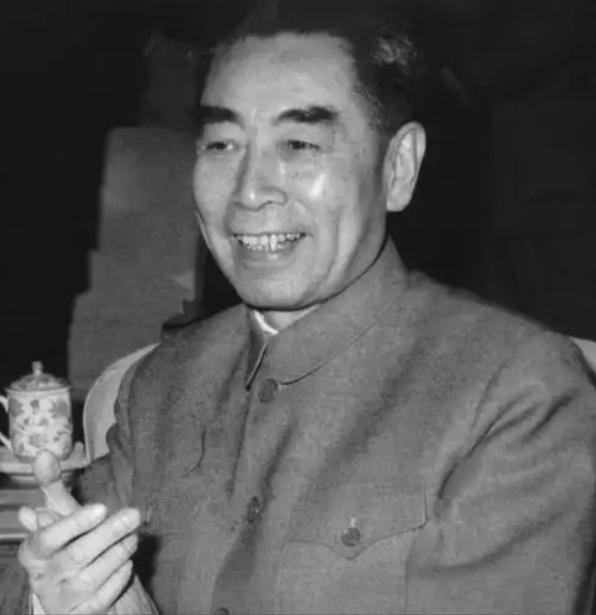 1971年，一位外宾在国宴上，看上了我国国宝九龙杯，偷偷放到自己包里。周总理得知