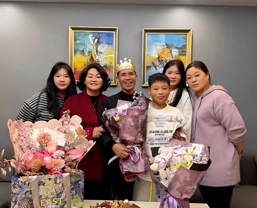 在男装区给父亲挑T恤的顶流，你是第一次见。他刚为父亲庆生，布置了满屋鲜花与蛋糕