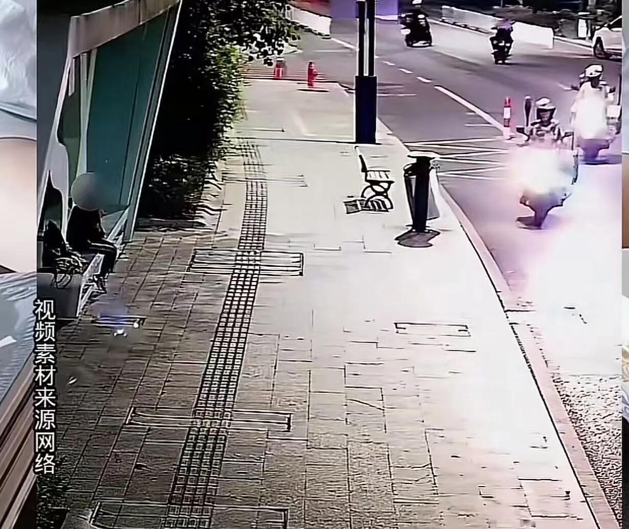 这事儿看得人心里暖烘烘的。珠海有个小朋友放学后在下车的地方等公交，可他压根不知道