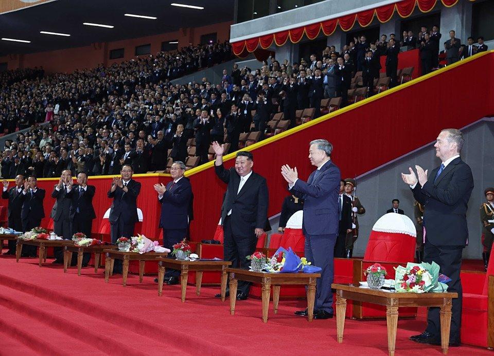 在朝鲜建党80周年庆典的观礼台上，座位安排犹如一场精妙的外交棋局。越南国家主席苏
