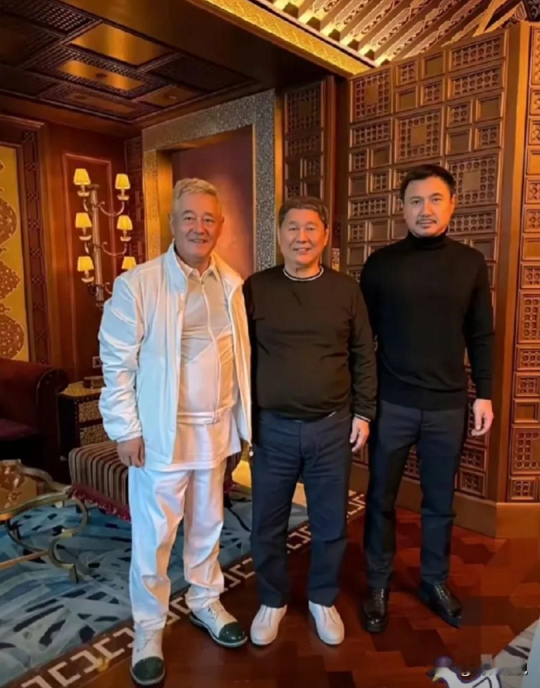 三人合影，左边是赵本山，右边是沈腾，中间的是谁？c位不说，个头还这么小，就连赵本