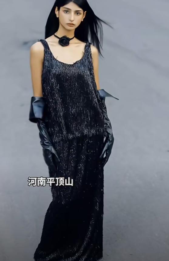 2002年，一对河南夫妇，在巴基斯坦务工时，在街头旧纸箱里发现了一名孤儿。善良的