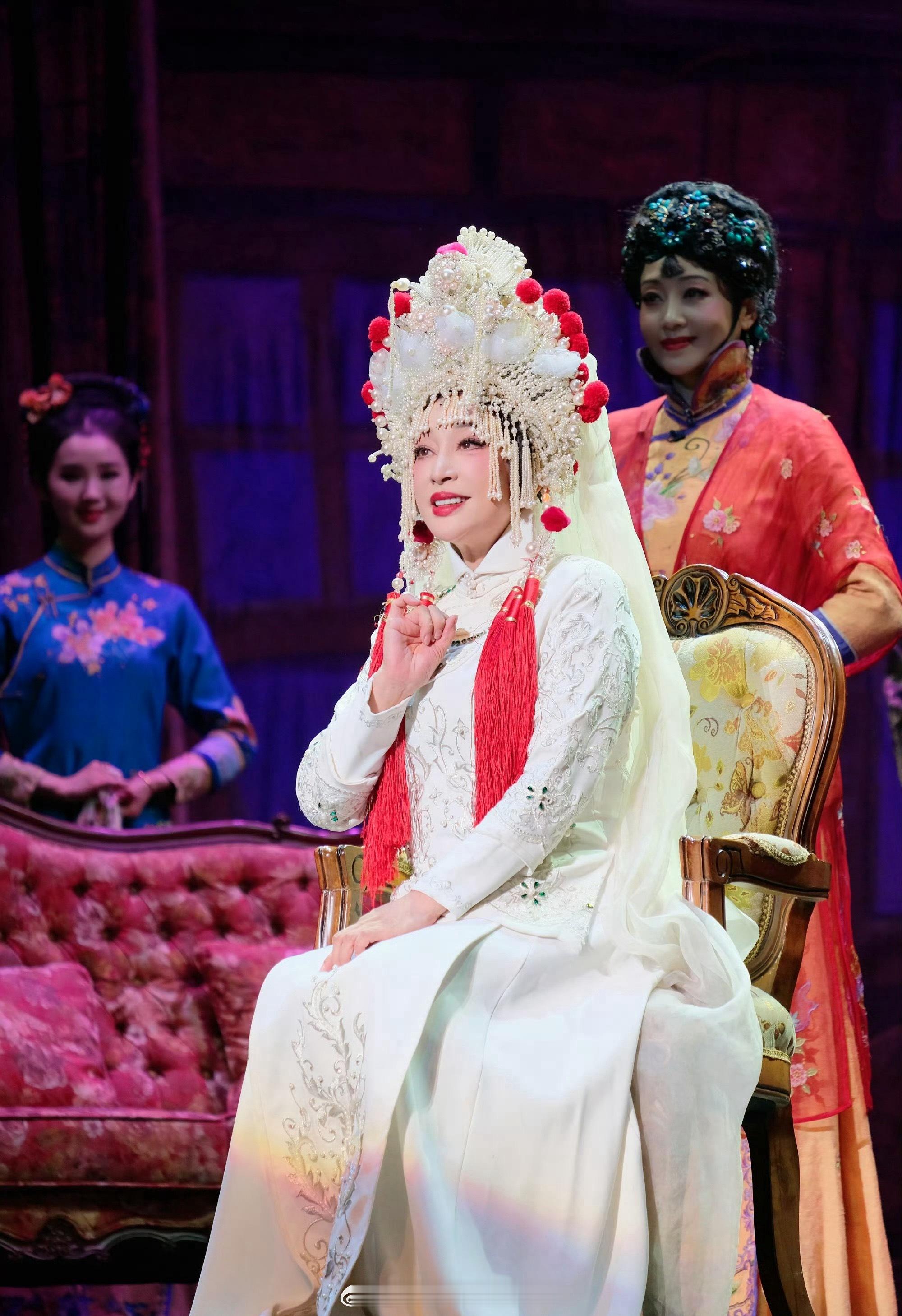 刘晓庆演短剧状态绝了每天12小时以上的拍摄节奏很多年轻演员都喊累，她75岁扛下