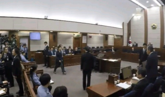 9月8日韩国首尔中央地方法院刑事25部法官池贵渊透露，前总统尹锡悦涉嫌内乱主谋等