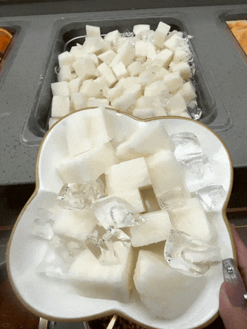 海底捞这个白色的是什么水果？海底捞水果台里常见的白色脆甜水果，是凉薯（也叫沙