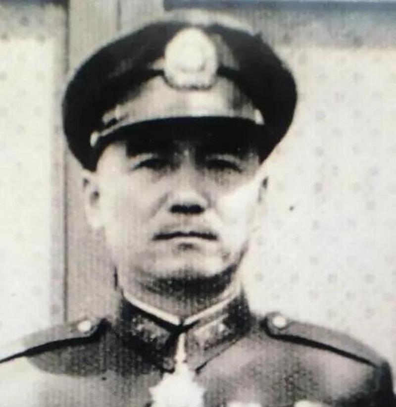 1949年12月，解放军各路部队逼近川西平原，成都陷入被合围的局面。城内国民党军