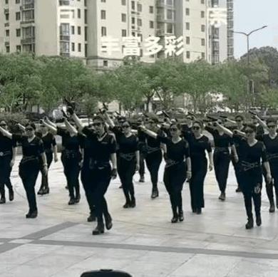 我的天哪！中国大妈又玩出新花样了。也不知道这是作什么妖？想干嘛？搞得好像参加什