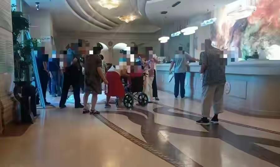 上海，一大爷和多名老人，和某旅游服务公司签了“低价康养旅居合同”。费用每人1.8