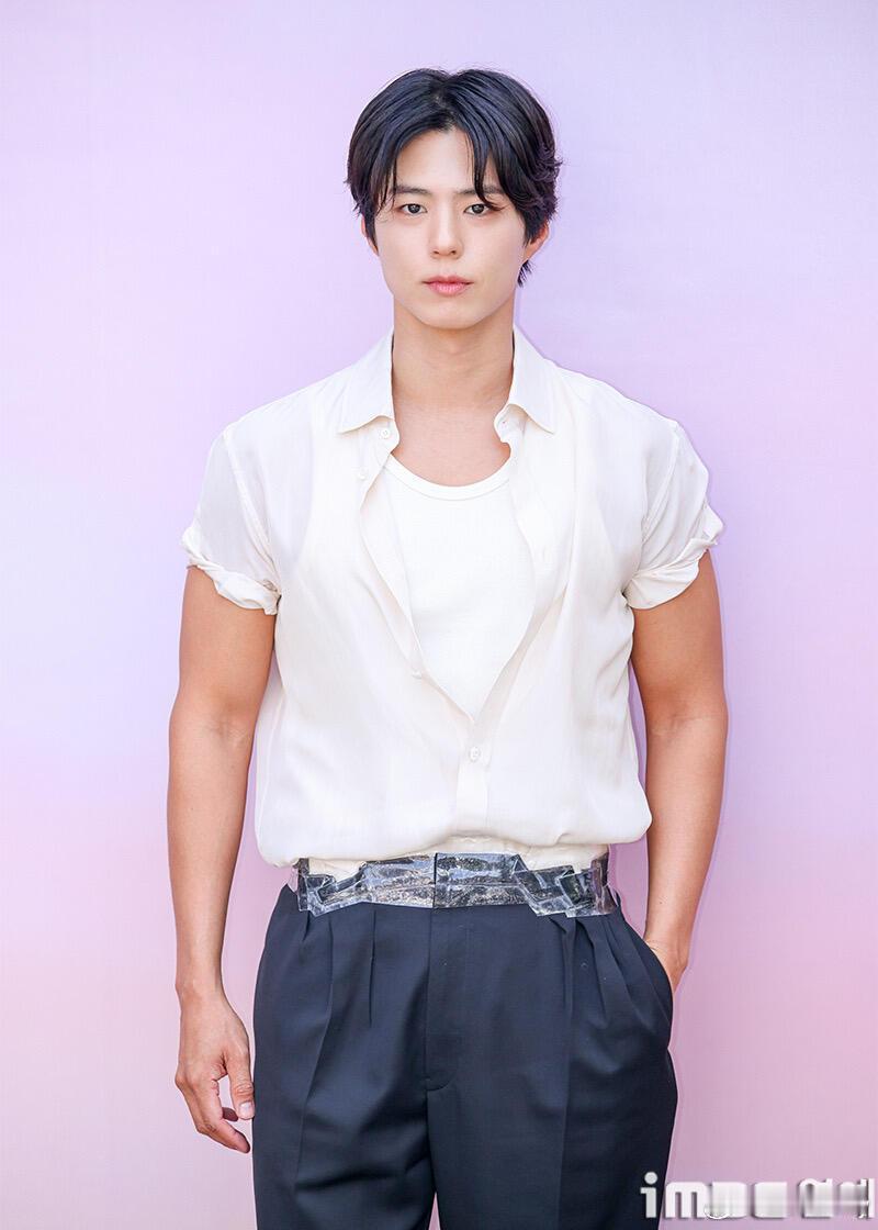 朴宝剑出席活动，这条裤子的腰部设计很有趣朴宝剑亮相首尔圣水洞的快闪店活动。这身造