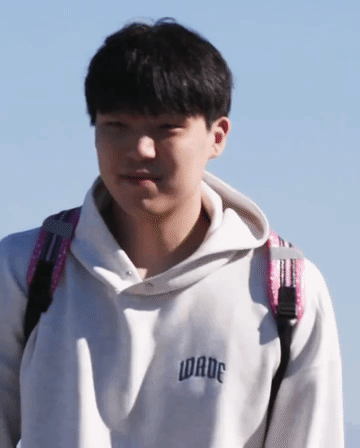 杨瀚森被老队员捉弄，一脸不情愿背上粉红色书包。这也是NBA的老传统，新秀都要被球