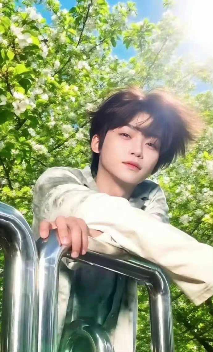 梓渝少年眼眸梓渝解锁不同氛围感梓渝解锁不同氛围感，日光漫过丝质衣角，故事藏进梓