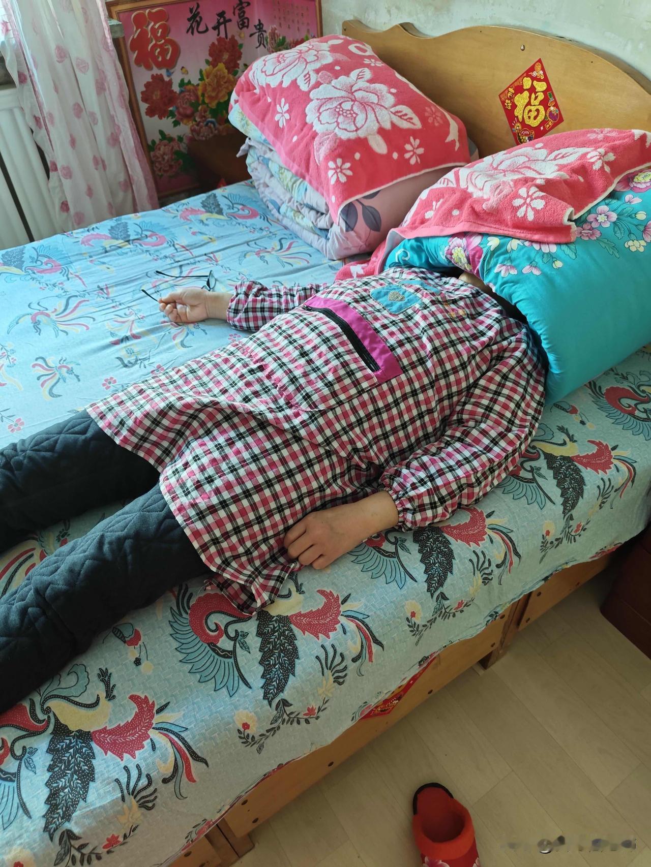 看我妈睡觉这姿势😂有窗帘不拉，把头伸进被子里真服了我只是觉得有意思才发出来